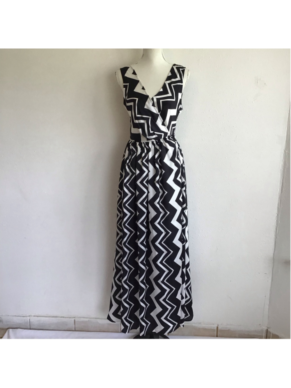 NWT- Vogue Vibes Women Chevron Print Maxi Dress, Black and White, Size M